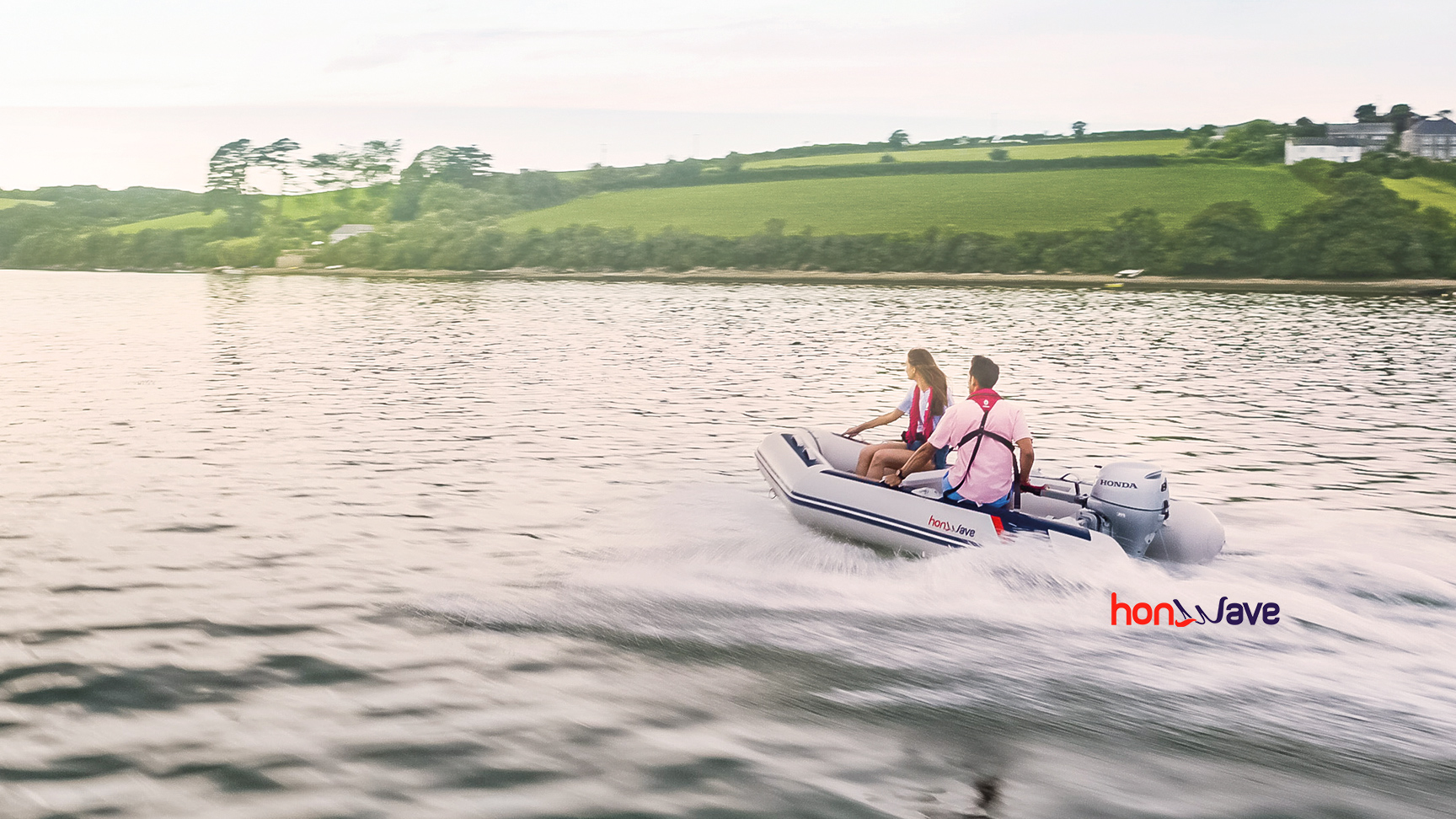 Paar op een boot in open water