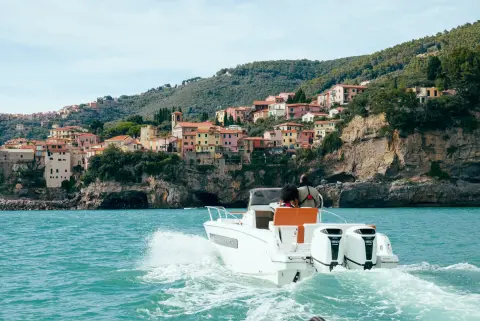 Modellen achterin de boot op locatie in zee met BF150 L4-motor.