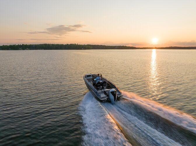 Luchtfoto van boot die door de zee vaart.