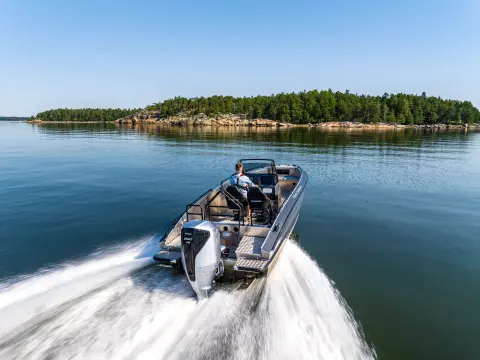 Modellen achterin de boot op locatie in zee met BF350-motor.