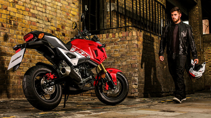 Honda MSX125 in stedelijke omgeving.