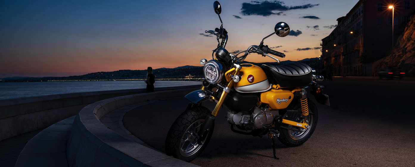 Honda Monkey, geparkeerd aan het strand.