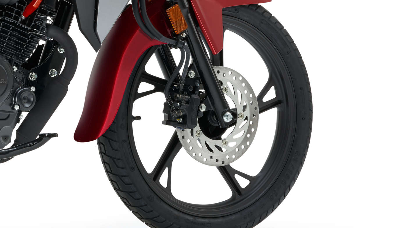 Honda CB125F rood, studiobeeld, focus op voorwiel en rem