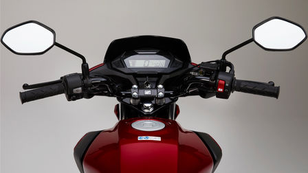 Honda CB125F rood, studiobeeld, focus op LCD display