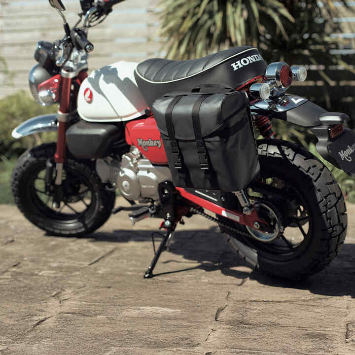 Statisch achteraanzicht van de Honda Monkey 125