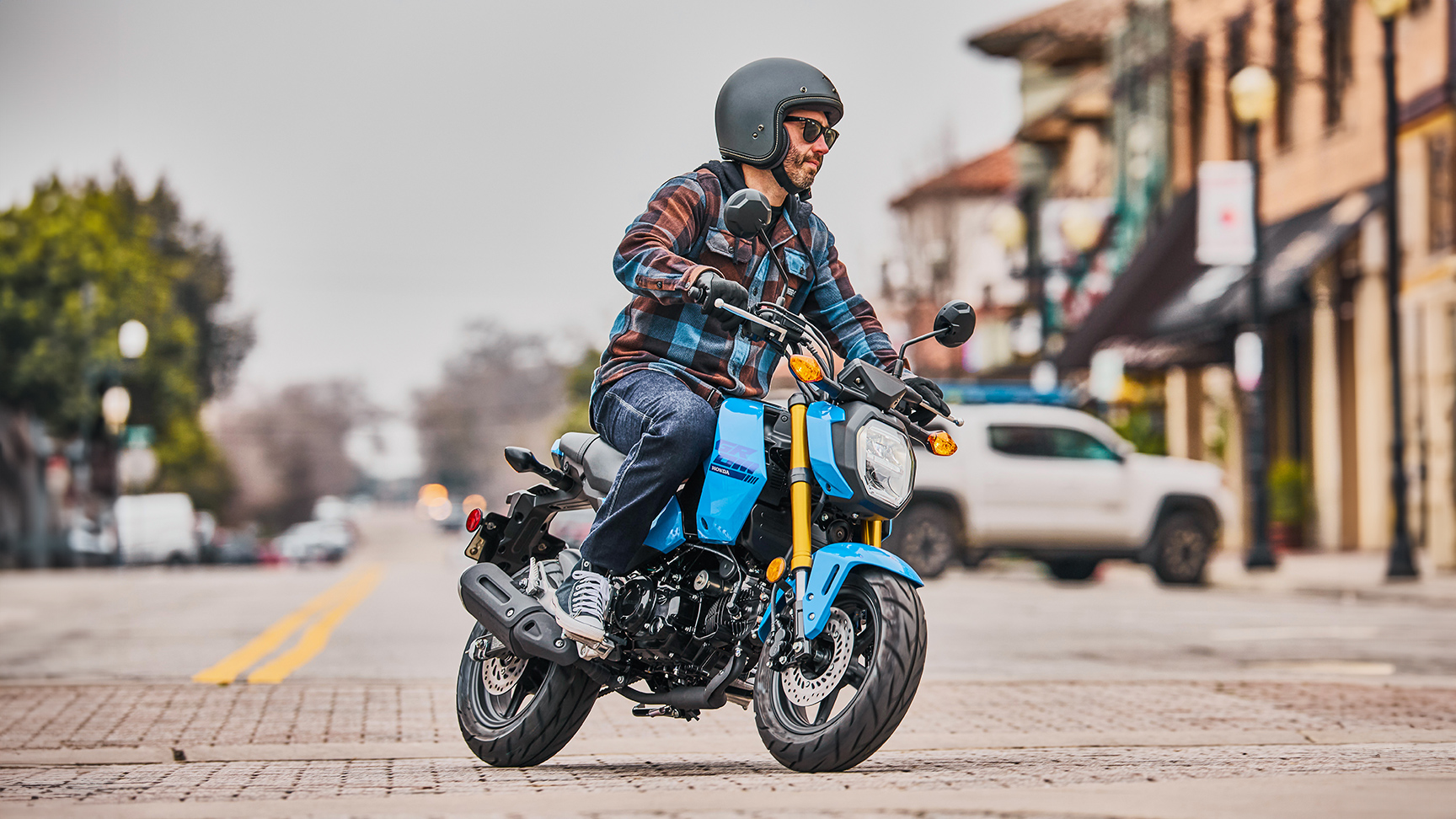 MSX125 Grom in het blauw op een weg met rijder in de bocht 