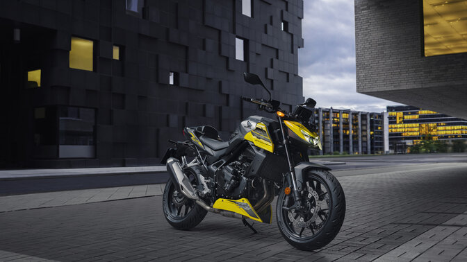 Honda CB1000R met rijders op het asfalt