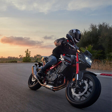 Honda CB750 Hornet dynamisch op de weg