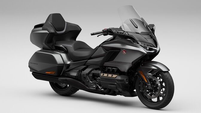 Honda Gold Wing Tour 3/4 vooraanzicht rechts studiobeeld