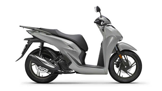 Honda SH150i driekwart vooraanzicht studio