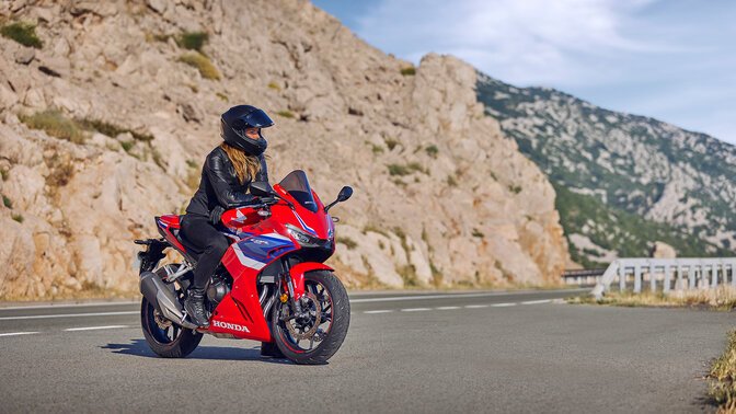 CB500R dynamisch driekwart vooraanzicht met rijder