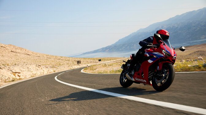 CBR650R dynamisch driekwart vooraanzicht met rijder