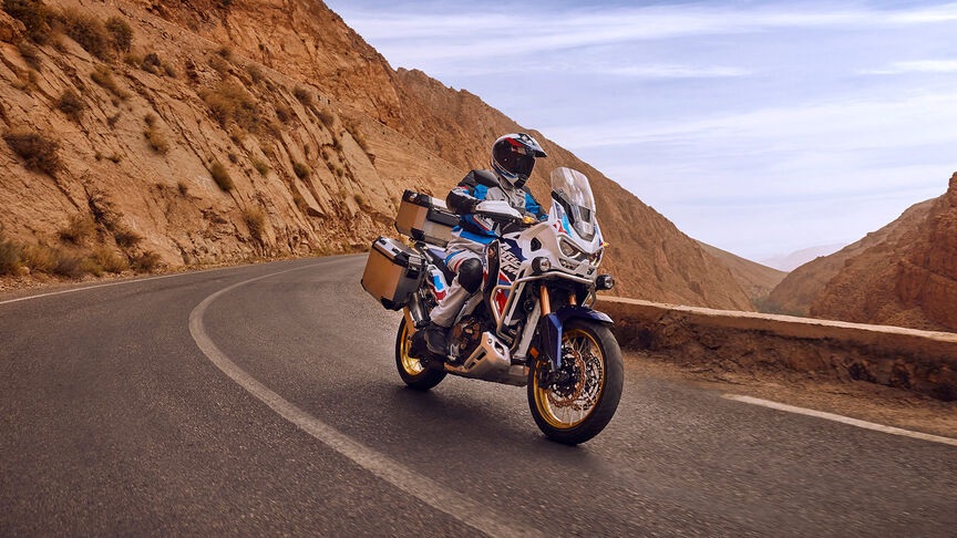 Africa Twin offroad met rijder op zandduin