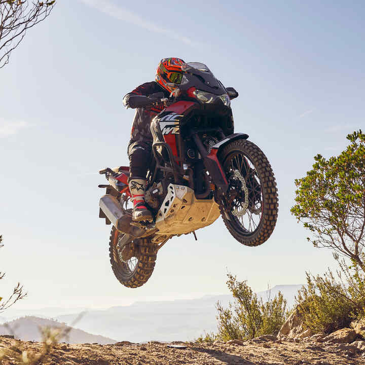 Rijder op een Honda CRF1100L Africa Twin motor rijdend over ruw terrein