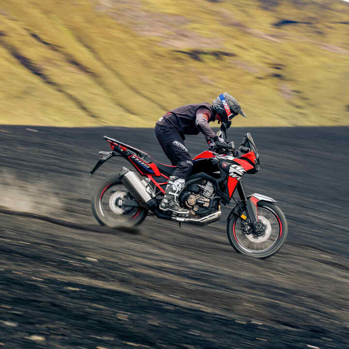 Rijder op de CRF1100L Africa Twin rijdend offroad