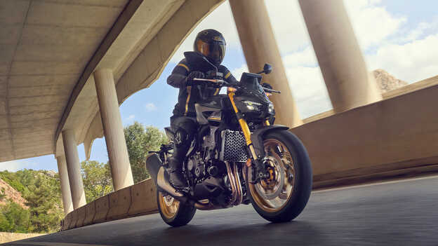 Dax 125 statisch driekwart achterkant foto bij de zee.