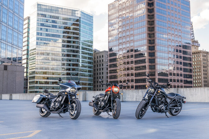 Zijaanzicht Honda CL500 in een stedelijke omgeving.