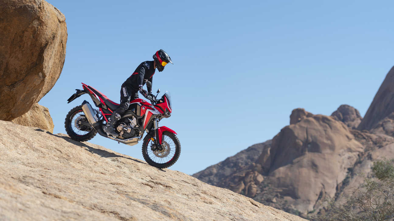 Honda Africa Twin, rechterkant, rijdend naar beneden op een rots