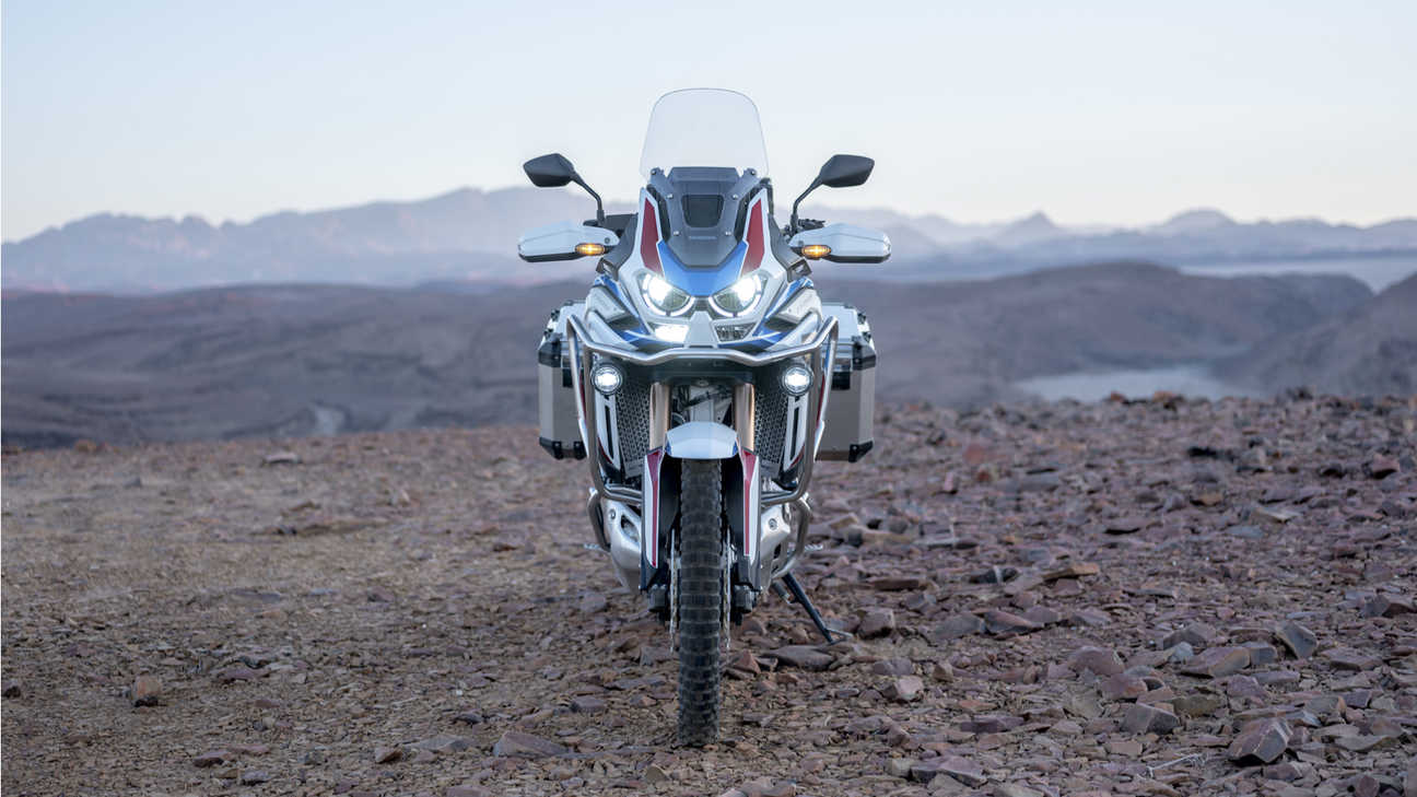 Honda Africa Twin Adventure Sports, vooraanzicht, koplampen aan