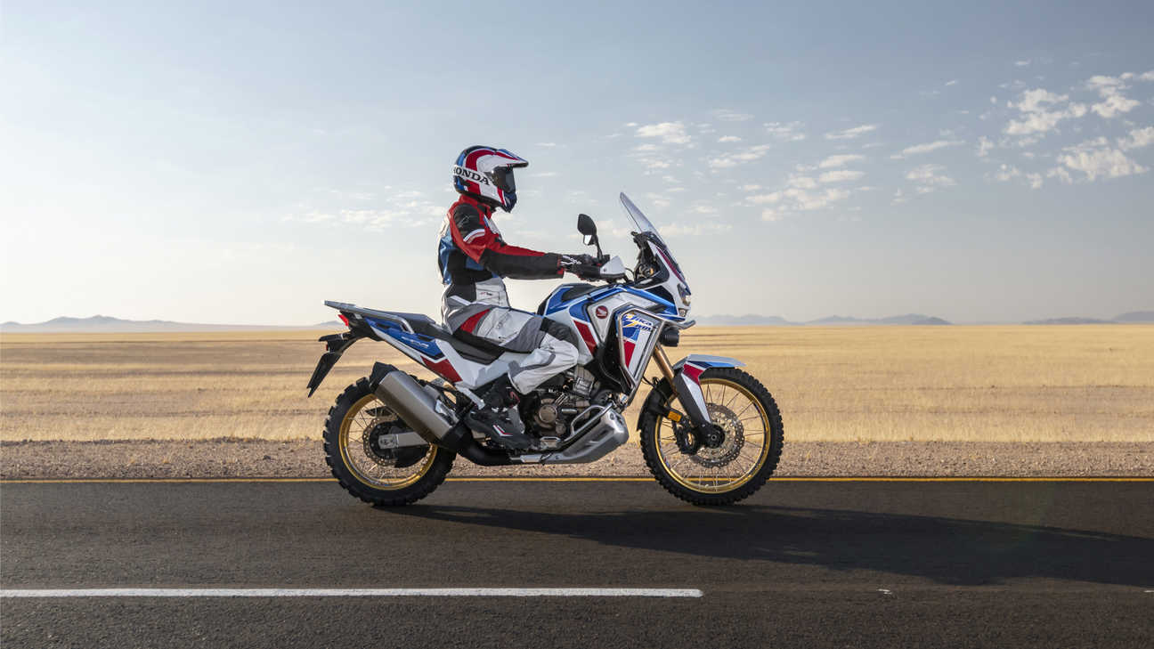 Honda Africa Twin Adventure Sports, rijdend op een weg door een woestijnlandschap