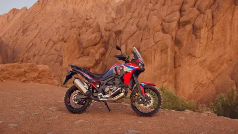 CRF1100L Africa Twin motorfiets geparkeerd op locatie in de woestijn.