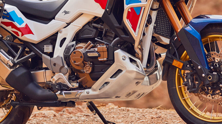 Driekwart vooraanzicht van de Honda CRF1100 Africa Twin Adventure Sports in bergachtige omgeving.