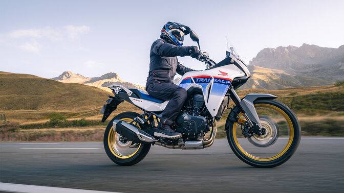 XL750 Transalp beeld zijkant met rijder