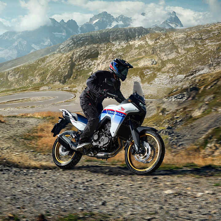 Honda XL750 Transalp rijder op bergpas