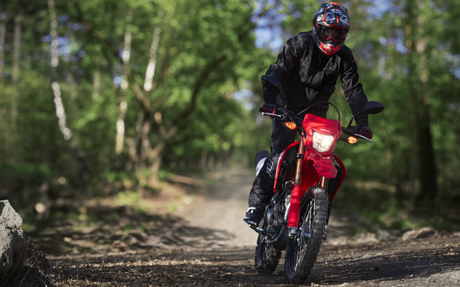 CRF250L met rijder, buiten