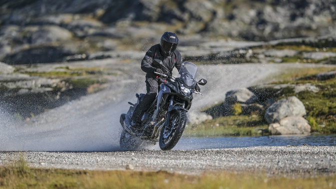 Honda CB500X rijdend doorheen water.