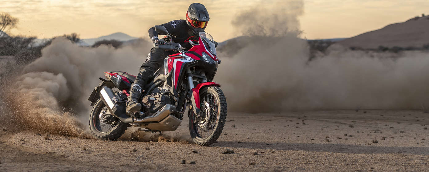 Honda CRF1100L Africa Twin in de woestijn.