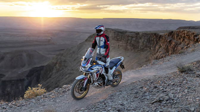 Honda CRF1100L Africa Twin Adventure Sports rijdend op onverharde weg.