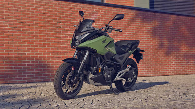 Honda NC750X motorfiets geparkeerd in straatomgeving.