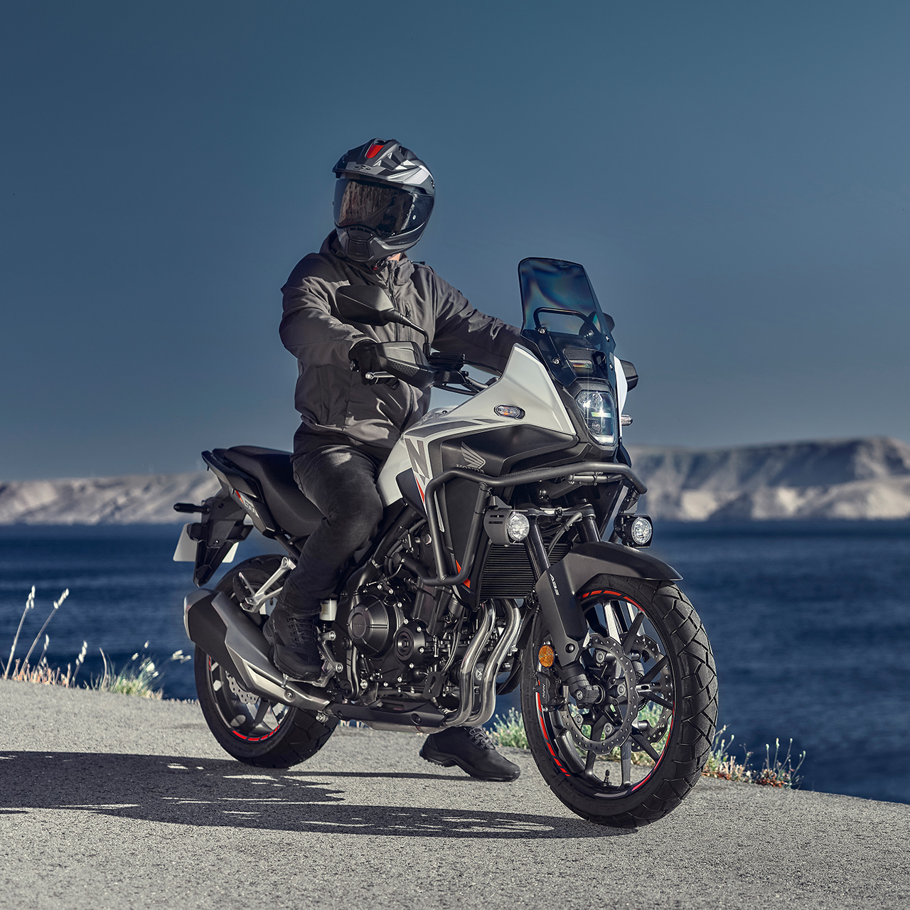 Toeristische weg langsheen rotsachtige kliffen en berglandschap nabij de Tyrreense Zee. Amalfikust, Positano, Italië. Avontuurlijk reizen. Panoramisch zicht