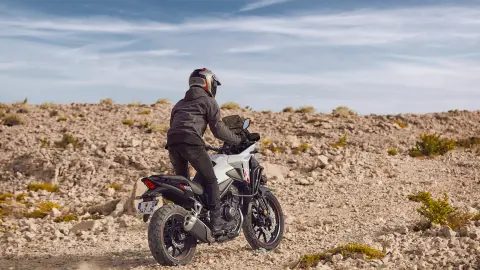 Honda NX500 driekwart achteraanzicht wordt offroad gereden.