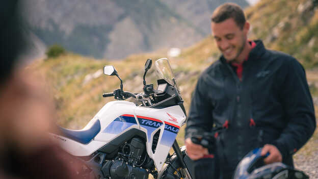 XL750 Transalp Tricolour met rijder.