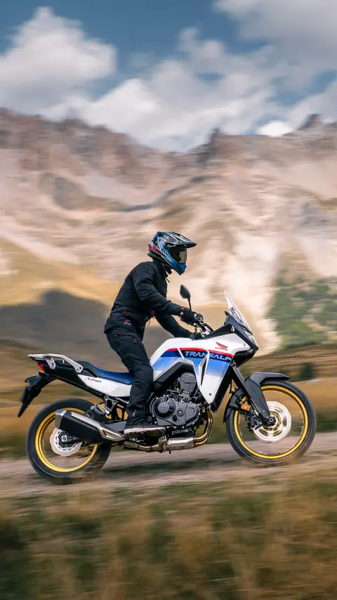 Rijder op XL750 Transalp in berggebied.