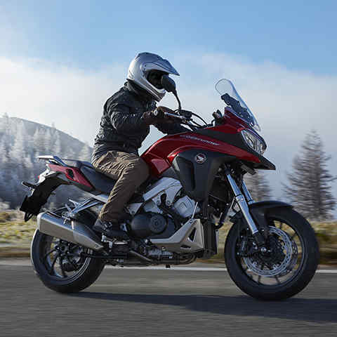 VFR800X met motorrijder op bergweg, zicht op rechterkant