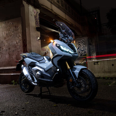 X-ADV statisch driekwart vooraanzicht met rijder