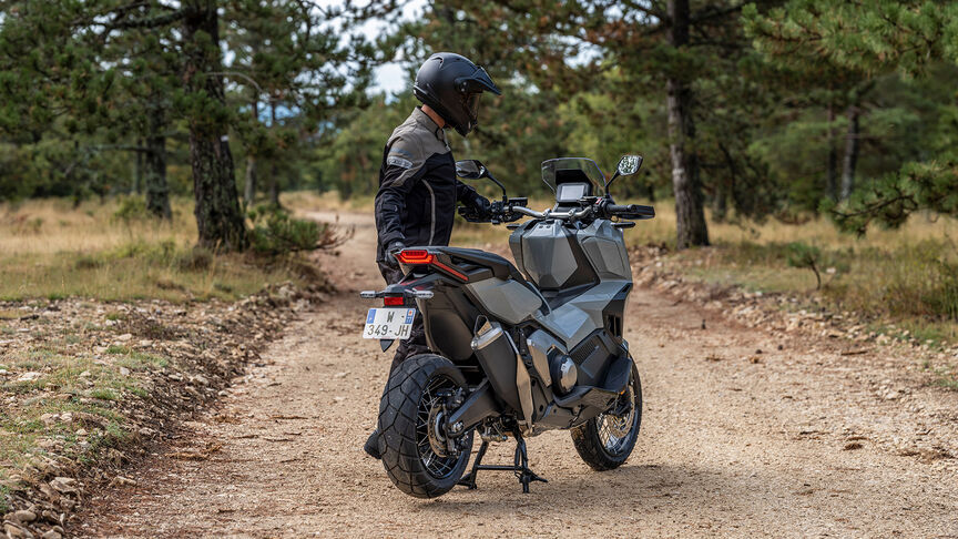 X-ADV dynamisch vooraanzicht op de baan