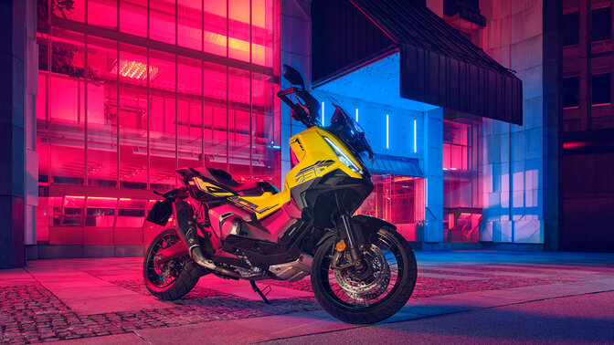 X-ADV Special Edition statisch driekwart vooraanzicht voor een gebouw