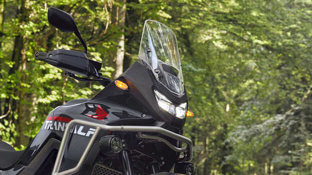Close-up van de windbescherming op de XL750 Transalp.