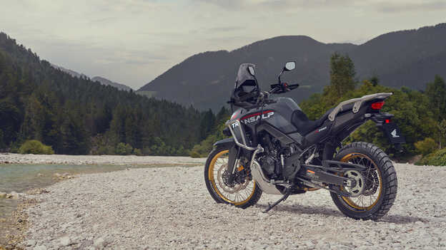 Rijder heeft de XL750 Transalp vast in een berglandschap.