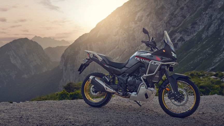Model rijdend op XL750 Transalp in een bosomgeving.