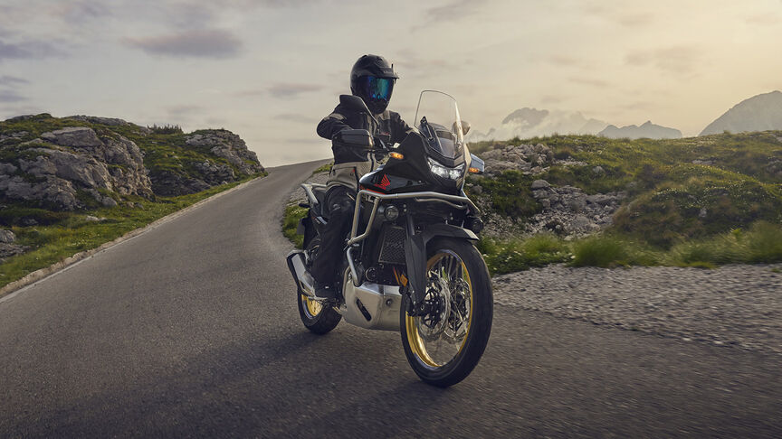 Model rijdend op XL750 Transalp in een bosomgeving.