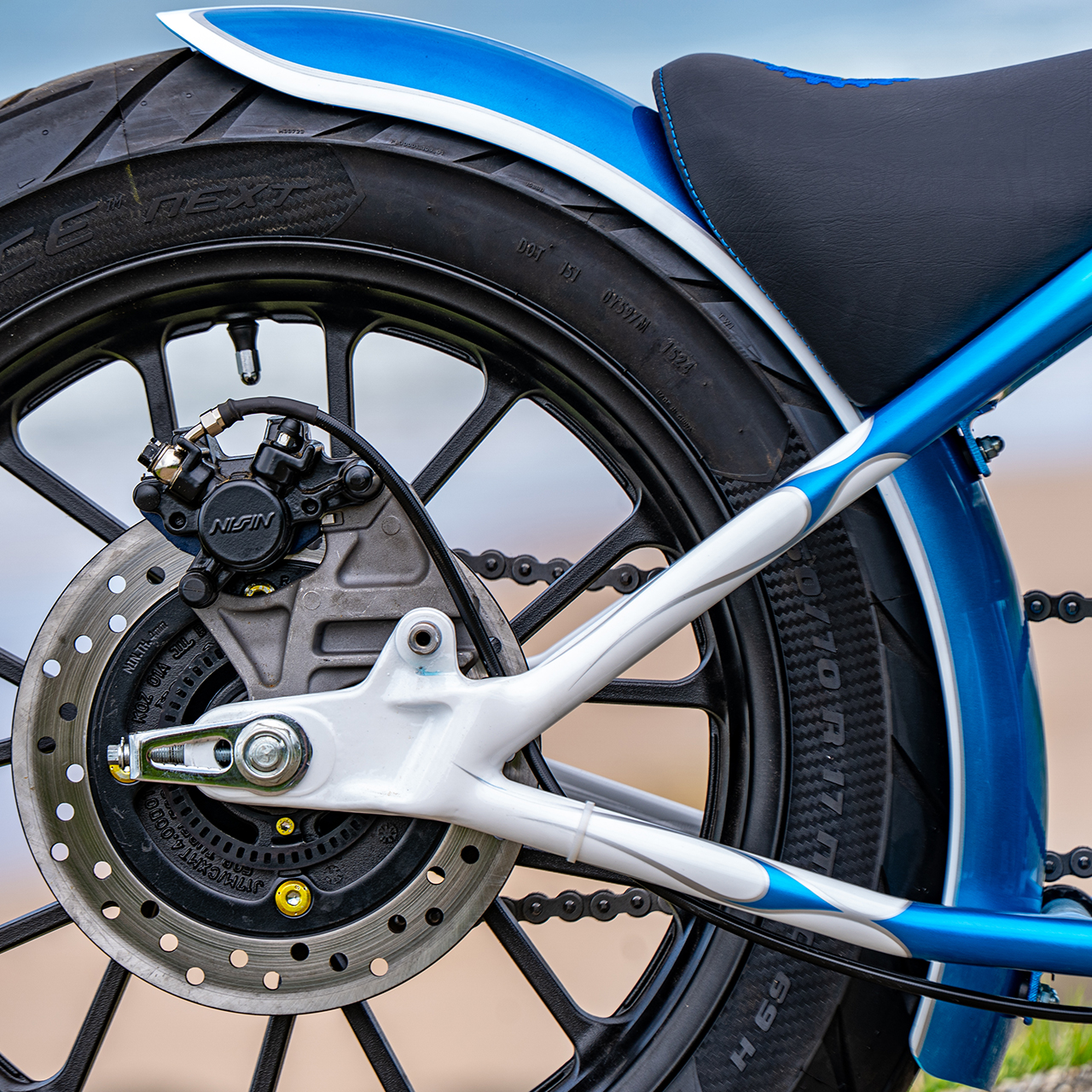 Hachimaan custom GB350S achterwiel en swingarm