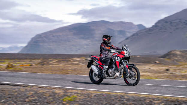 Africa Twin driekwart vooraanzicht met motorrijder op weg