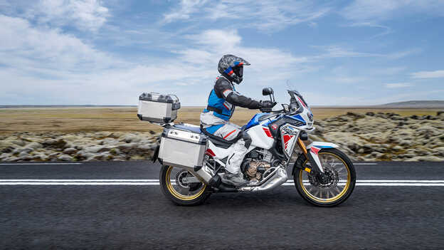 Africa Twin Adventure Sports met rijder op de weg.