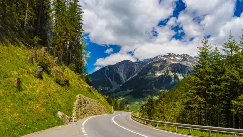 Weg doorheen de Alpen, Klosters-Serneus, Davos, Graubuenden Zwitserland