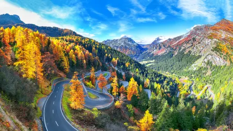 Adembenemend zicht op de Maloja pas, in de herfst. Kleurrijk herfstbeeld in de Zwitserse Alpen. Locatie: Maloya pas, regio Engadine, Kanton Grison, Zwitserland, Europa